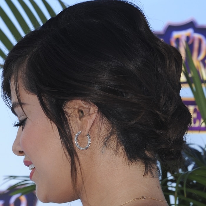 Selena Gomez has a lower-case letter “g” tattoo behind her left ear for her younger half-sister, Gracie Elliot Teefey, who was born on June 12, 2013