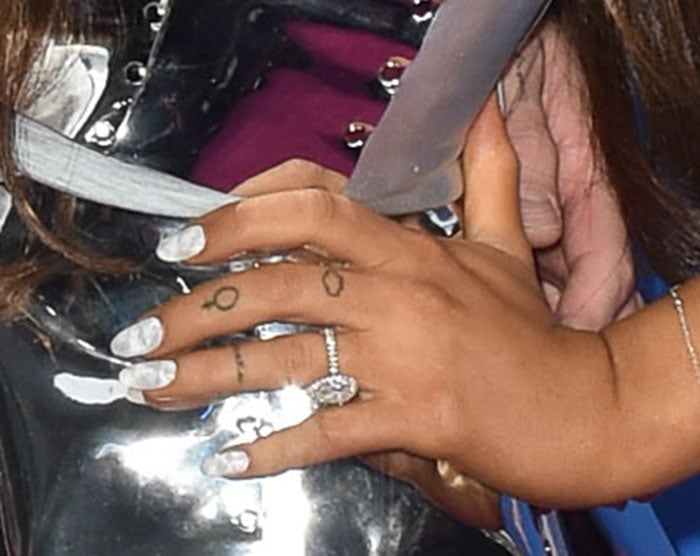  A Venus tattoo appears on her left middle finger with a matching cloud tattoo with Pete Davidson just above and Pete's name on her left ring finger