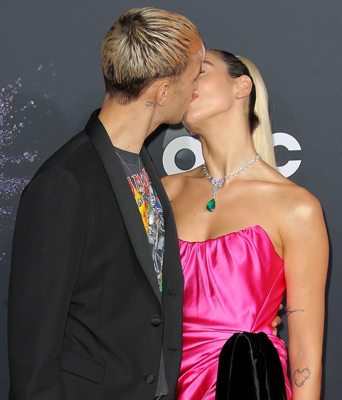 Anwar Hadid and Dua Lipa make a red carpet debut at the 47th Annual American Music Awards