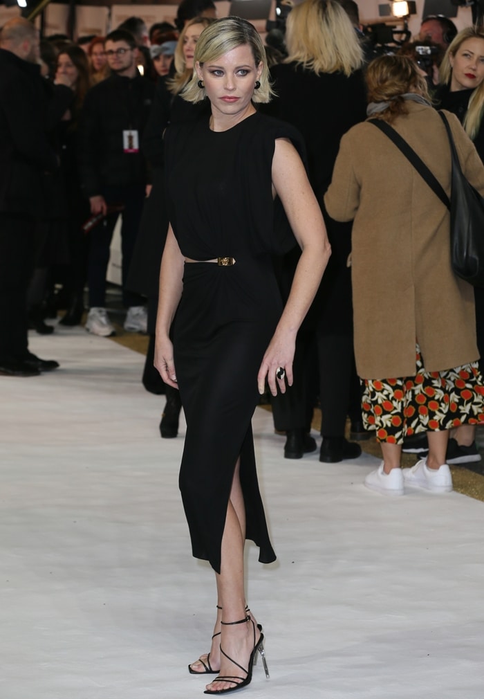 Elizabeth Banks donned a black Versace dress with a daring asymmetrical cutout