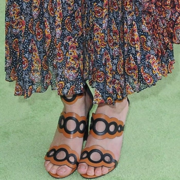 Ilana Glazer's feet in black and brown calf leather Saloni sandals from Pierre Hardy