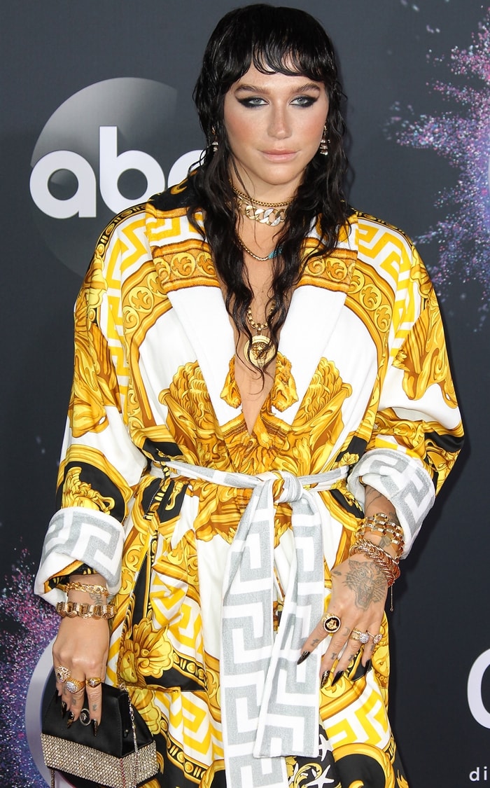 Kesha with wet curly hair at the 2019 American Music Awards