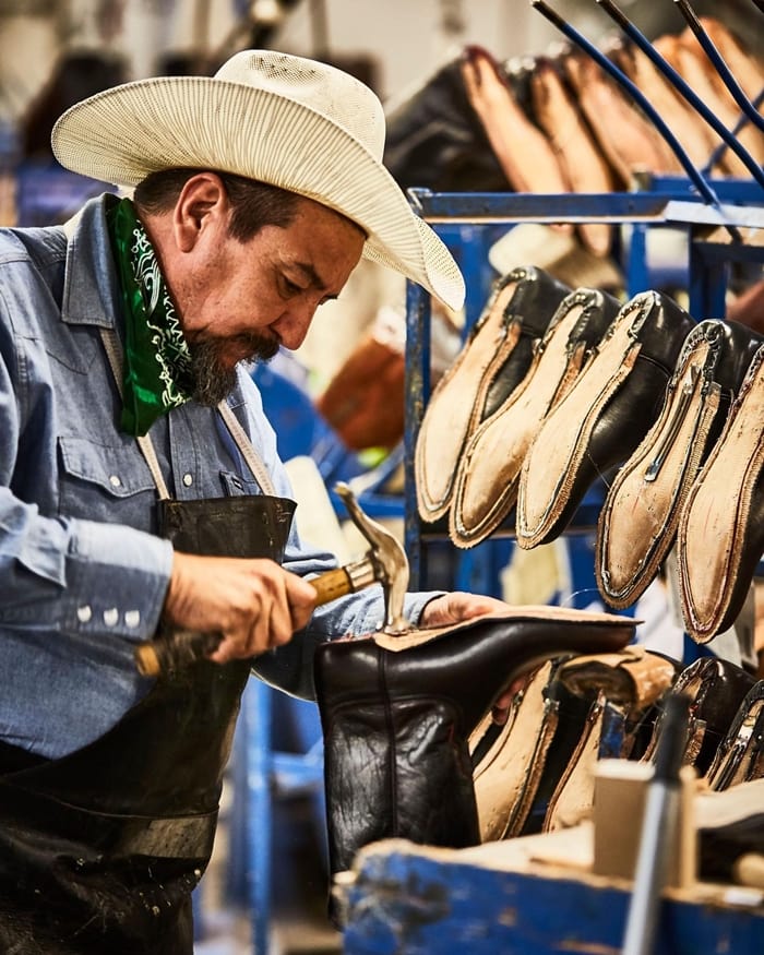 In virtually every step of our bootmaking process, Lucchese relies on human hands to complete centuries-old tasks to perfection