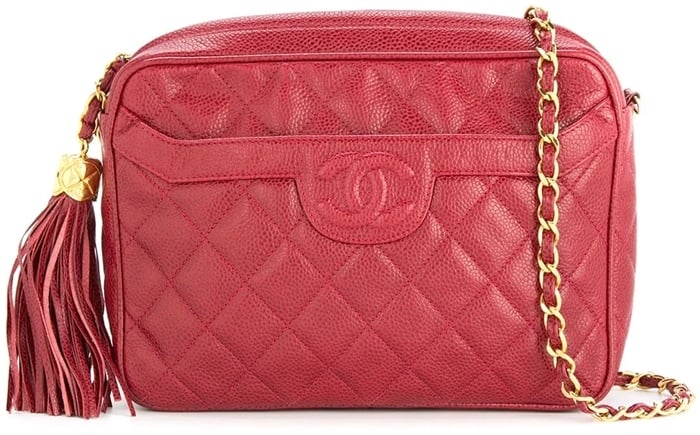 Real Chanel bags are made with high-quality materials, such as lambskin leather and gold-plated hardware
