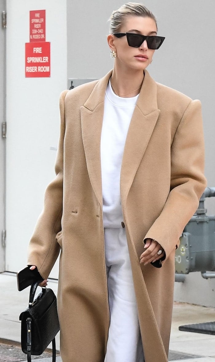 Hailey Bieber wore a suspended shoulder coat in beige brushed wool from Balenciaga