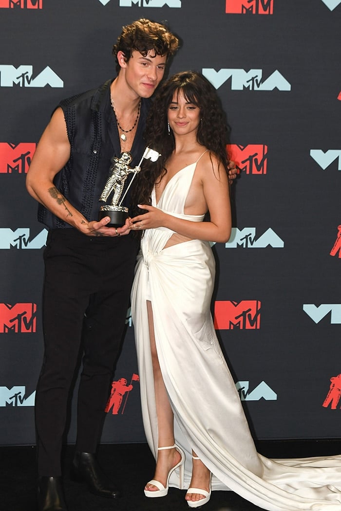 Shawn Mendes and Camila Cabello at the 2019 MTV VMA Winners Press Room held at the Prudential Center in Newark on August 26, 2019