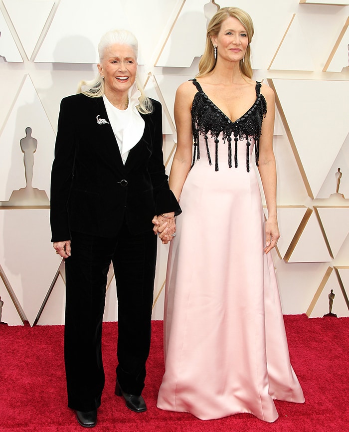 Laura Dern poses with her three-time Oscar nominee mother Diane Ladd on the Oscars red carpet