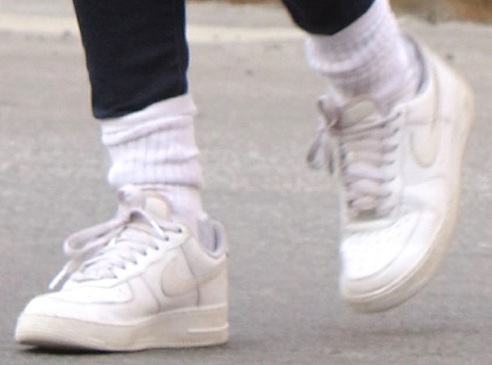 Emily Ratajkowski teams her look with Nike Air Force One sneakers