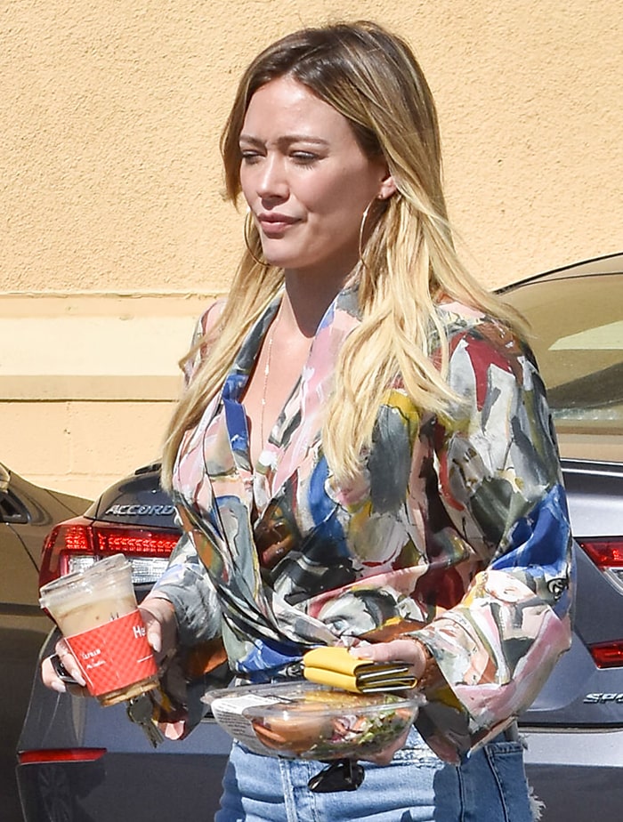 Hilary Duff wears natural makeup-look while on a coffee run