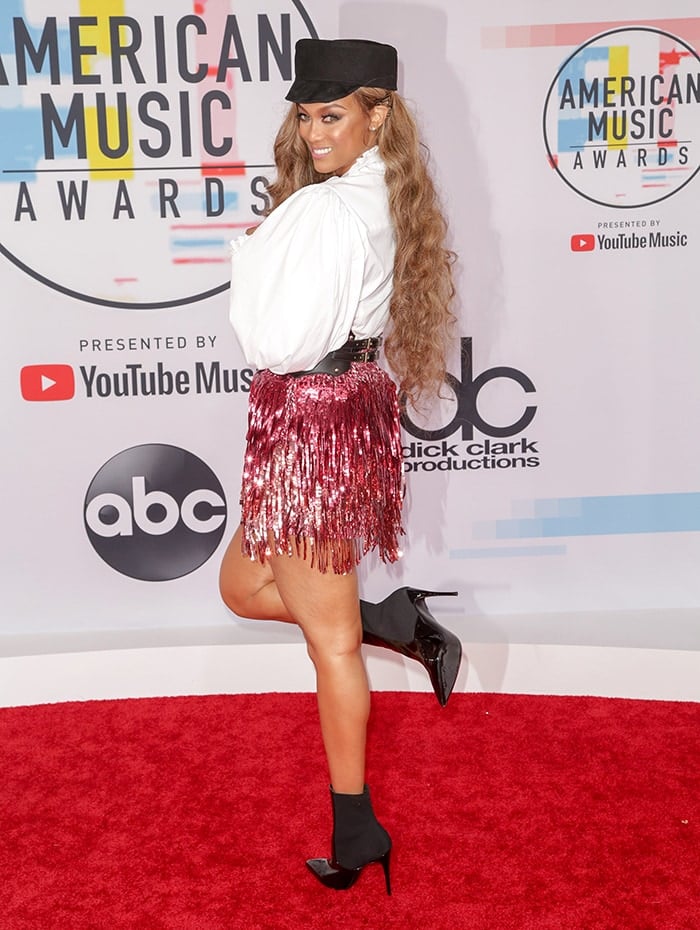 Tall model Tyra Banks attends the 2018 American Music Awards