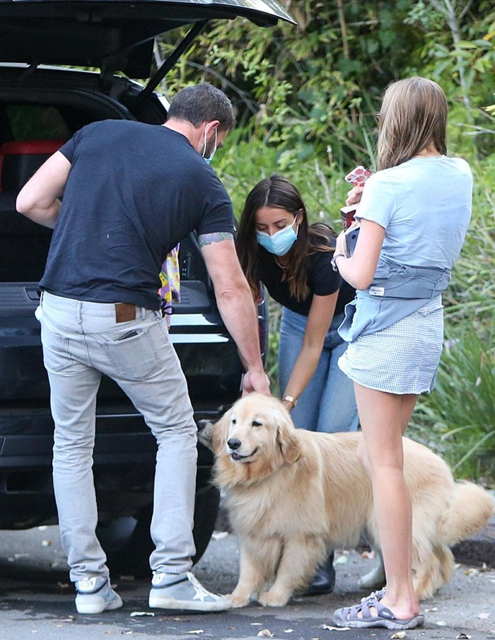 Ana de Armas joins Ben Affleck in dropping off his kids at his ex-wife's house on August 13, 2020