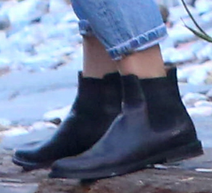 Ana de Armas rocks a pair of black leather Chelsea boots