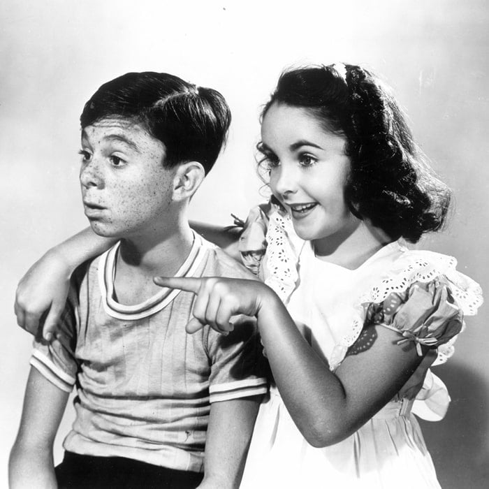 Elizabeth Taylor a fait ses débuts au cinéma avec Carl Alfalfa Switzer dans There's One Born Every Minute, également connu sous le titre Man or Mouse, un film comique américain Universal Pictures de 1942's One Born Every Minute, also known as Man or Mouse, a 1942 American Universal Pictures comedy film