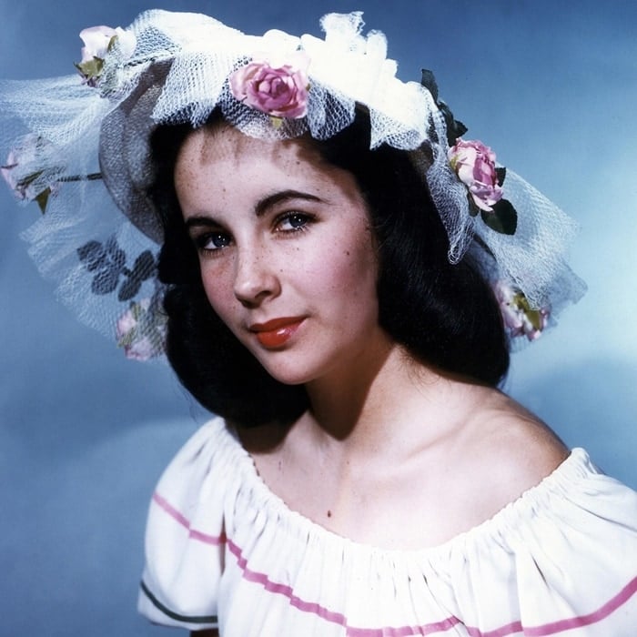 Pictuado em 1946, Elizabeth Taylor transitou para papéis mais maduros na década de 1950