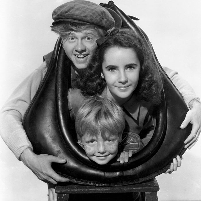 Elizabeth Taylor tornou-se uma estrela adolescente popular estrela adolescente depois de aparecer no National Velvet (1944) com Mickey Rooney e Jackie 'Butch' Jenkins'Butch' Jenkins