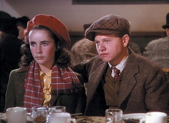 Elizabeth Taylor (en tant que Velvet Brown), Mickey Rooney (en tant que Michael "Mi" Taylor) dans National Velvet, un film sportif américain en Technicolor de 1944 réalisé par Clarence Brown"Mi" Taylor) in National Velvet, a 1944 American Technicolor sports film directed by Clarence Brown