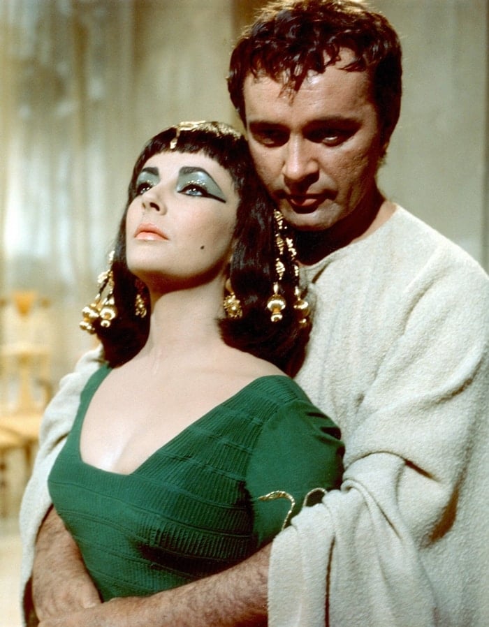 Elizabeth Taylor e Richard Burton em Cleópatra, um filme de drama histórico épico americano de 1963, realizado por Joseph L. Mankiewicz