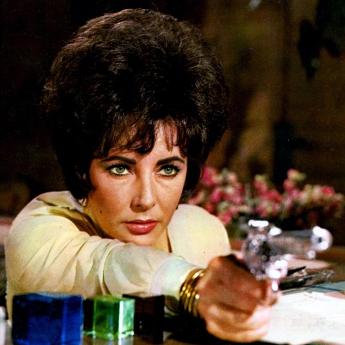 Elizabeth Taylor's role as Martha Pineda in The Comedians, um filme de teatro político americano de 1967, realizado e produzido por Peter Glenville, foi originalmente destinado a Sophia Loren's role as Martha Pineda in The Comedians, a 1967 American political drama film directed and produced by Peter Glenville, was originally intended for Sophia Loren