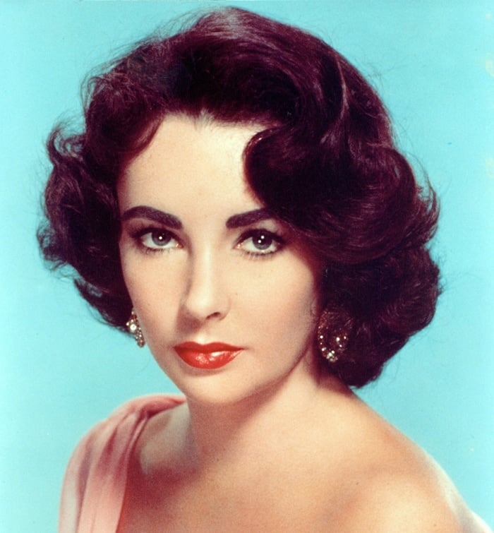 Elizabeth Taylor's eyes were blue to the extent of appearing violet