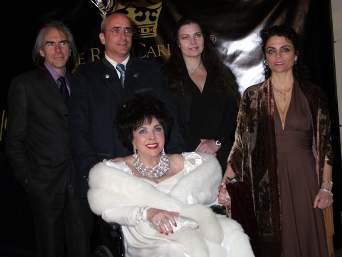 Dame Elizabeth Taylor arrive avec ses enfants, (de gauche à droite) Michael Wilding Jr, Christopher Wilding, Maria Burton, et Liza Todd Burton, pour la fête du 75ème anniversaire de Taylor au Ritz-Carlton's 75th birthday party at the Ritz-Carlton