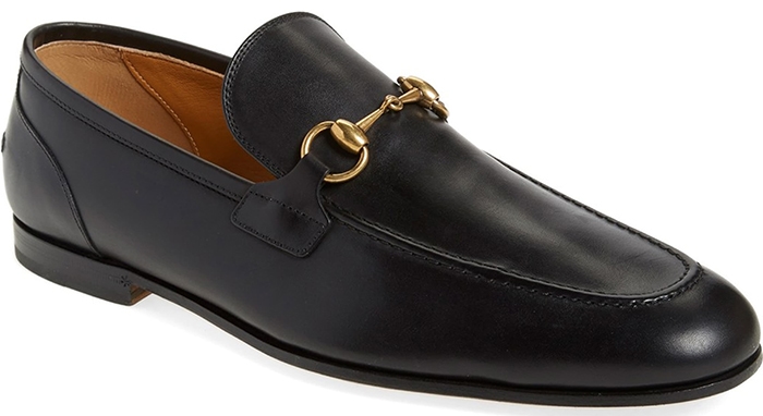 First hitting the shelves in the 1950s, this black apron-toe leather loafer polished with a goldtone horsebit pairs well with both casual and more polished outfits