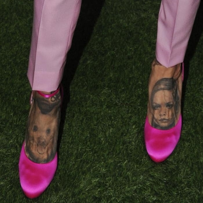 Jeffree Star's tattooed feet in pink pumps