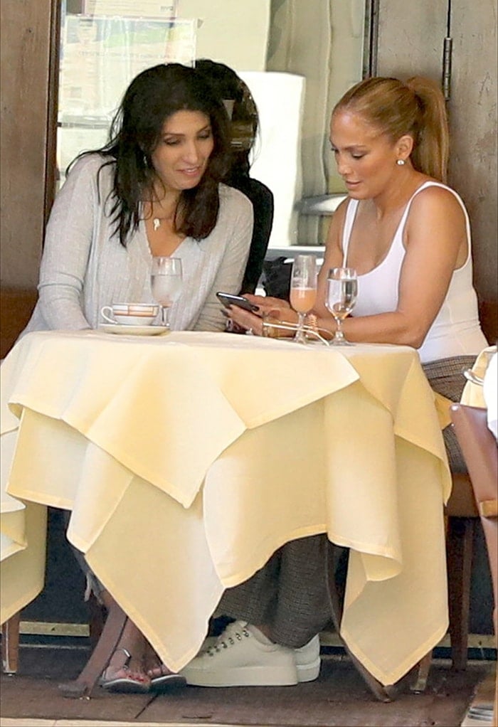 Jennifer Lopez takes her younger sister Lynda out to lunch at Cipriani Downtown restaurant