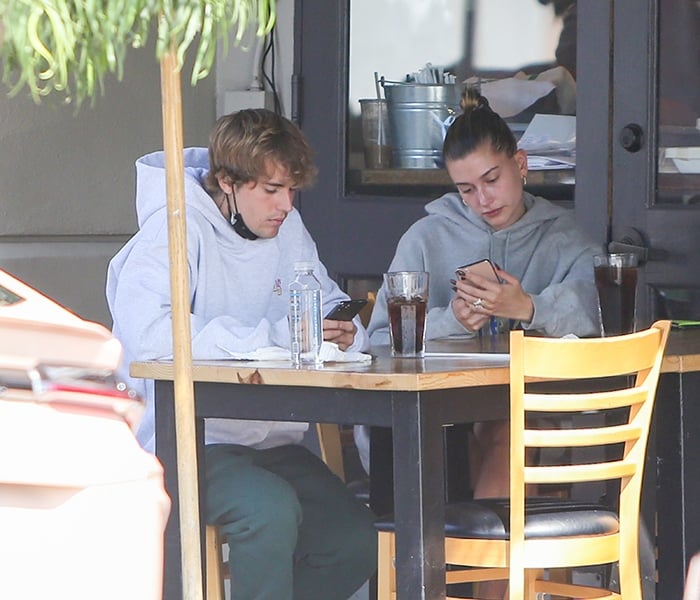 Justin Bieber and Hailey Bieber dine al fresco while looking at their phones