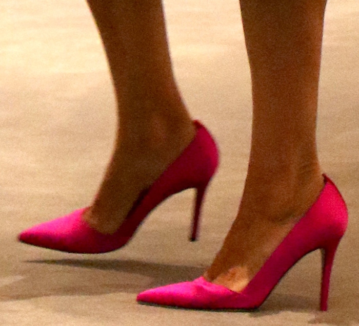 Sarah Jessica Parker slips into a pair of SJP Fawn pink pumps