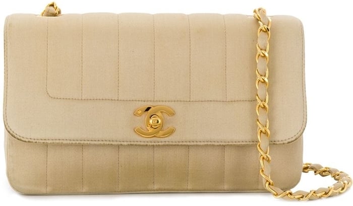 This beige satin ribbon 2.55 foldover shoulder bag features a shoulder strap, gold-tone hardware, a twist-lock fastening, and a main internal compartment