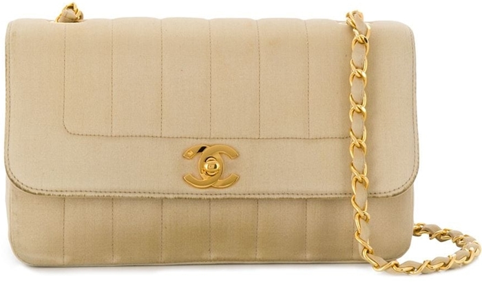 This beige satin ribbon 2.55 foldover shoulder bag features a shoulder strap, gold-tone hardware, a twist-lock fastening, and a main internal compartment