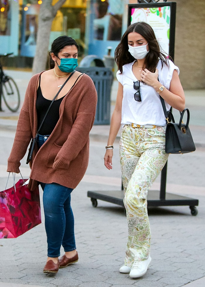 na de Armas goes shopping with a friend at the Third Street Promenade in Santa Monica on December 9, 2020