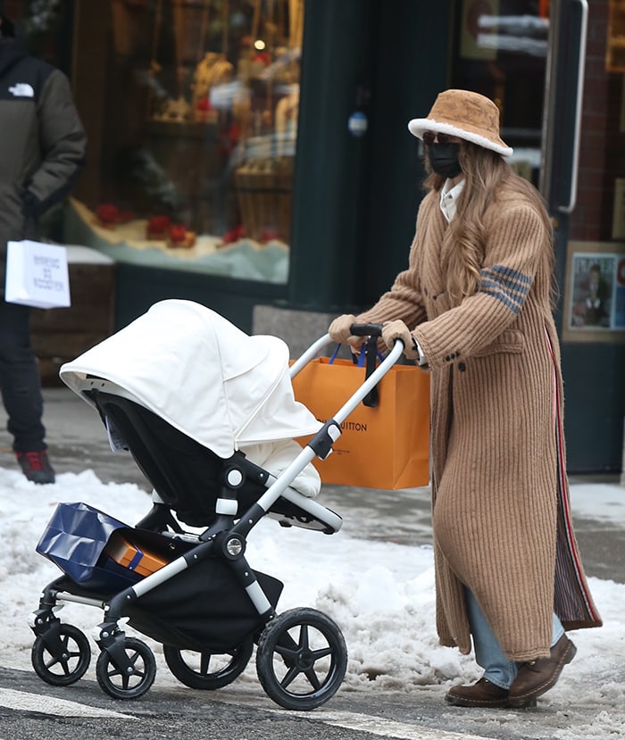 Gigi Hadid pushes her newborn baby girl in a Bugaboo Lynx stroller