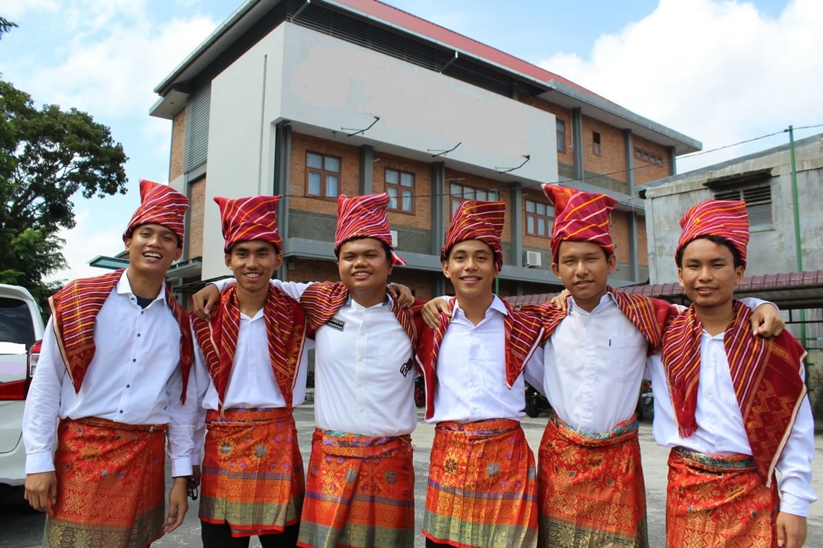 Men from the Indonesian group Karo Batak prefer women with larger feet