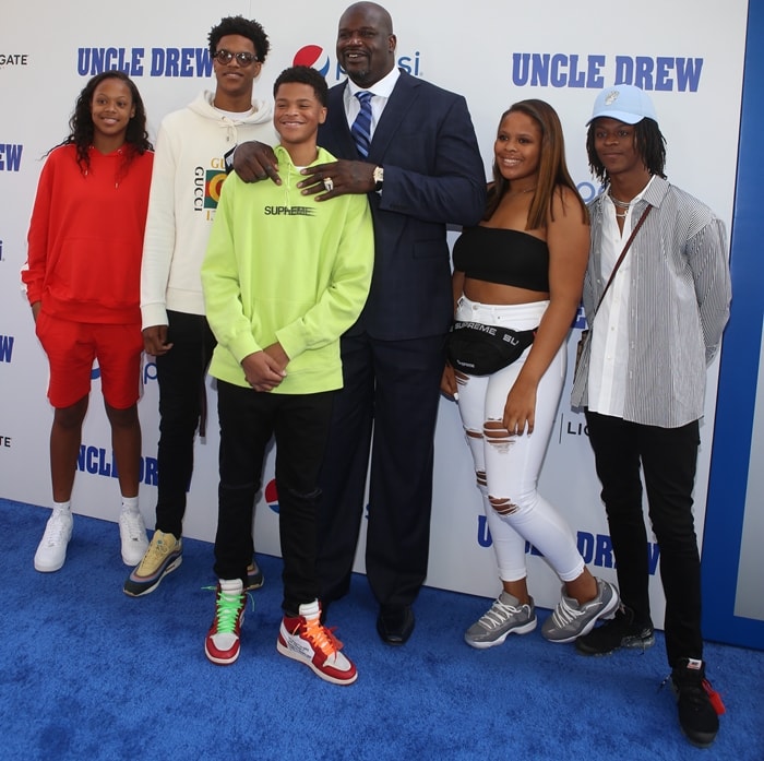 Shaquille O’Neal with his five children Shareef, Me’arah, Shaqir, Amirah and Taahirah O’Neal