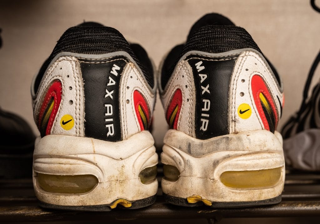 how to get mud out of white nike shoes