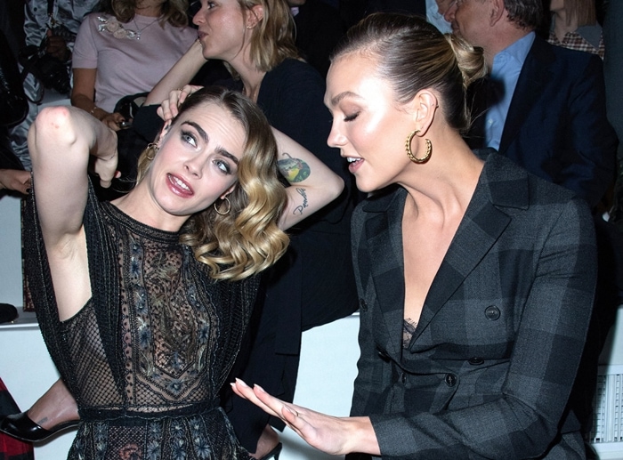 Cara Delevingne en Karlie Kloss wonen de Dior show bij in het kader van de Paris Fashion Week Womenswear Herfst / Winter 2020/2021