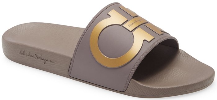 These high-end slide sandals from the Italian label Ferragamo feature stylish Gancio motifs and comfortable contoured footbeds