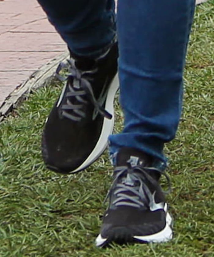 Jennifer Garner completes her casual look with Brooks Levitate 4 sneakers