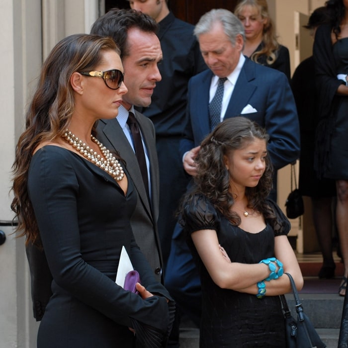 Lipstick Jungle cast members Paul Blackthorne as Shane Healy, Brooke Shields as Wendy Healy, and Sarah Hyland as Maddie Healy in Pandora's Box, the first episode of Season 2