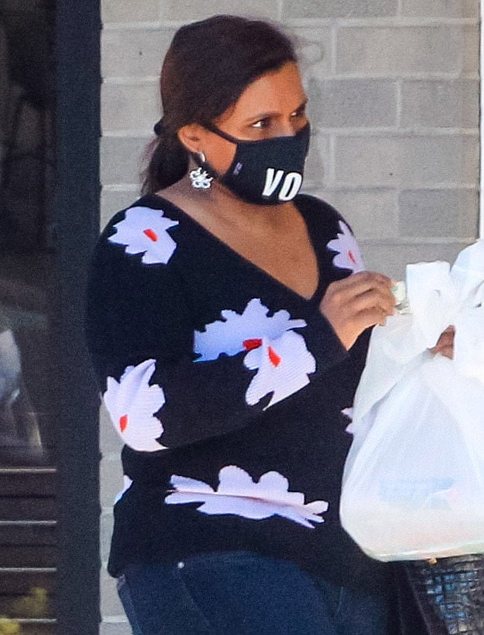 Mindy Kaling keeps things simple with a ponytail and a black face mask