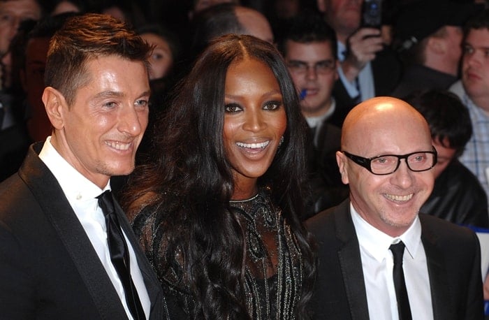 Naomi Campbell posing with Italian designers Domenico Dolce and Stefano Gabbana