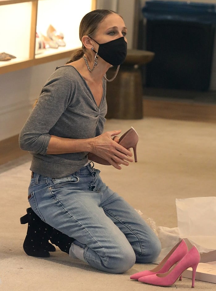 Sarah Jessica Parker safely attends to her customers with a black face mask