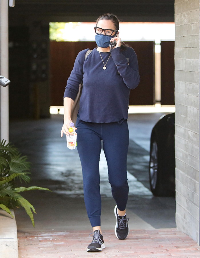 Jennifer Garner wears Alo Yoga leggings at the Brentwood home construction site on January 13, 2021