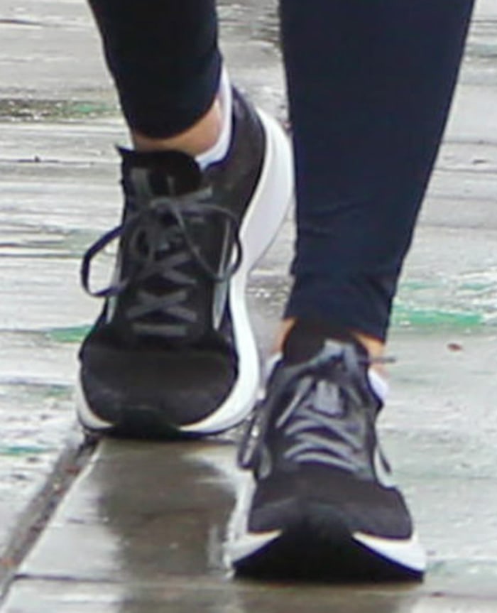 Jennifer Garner completes her rainy day look with Brooks Levitate 4 sneakers