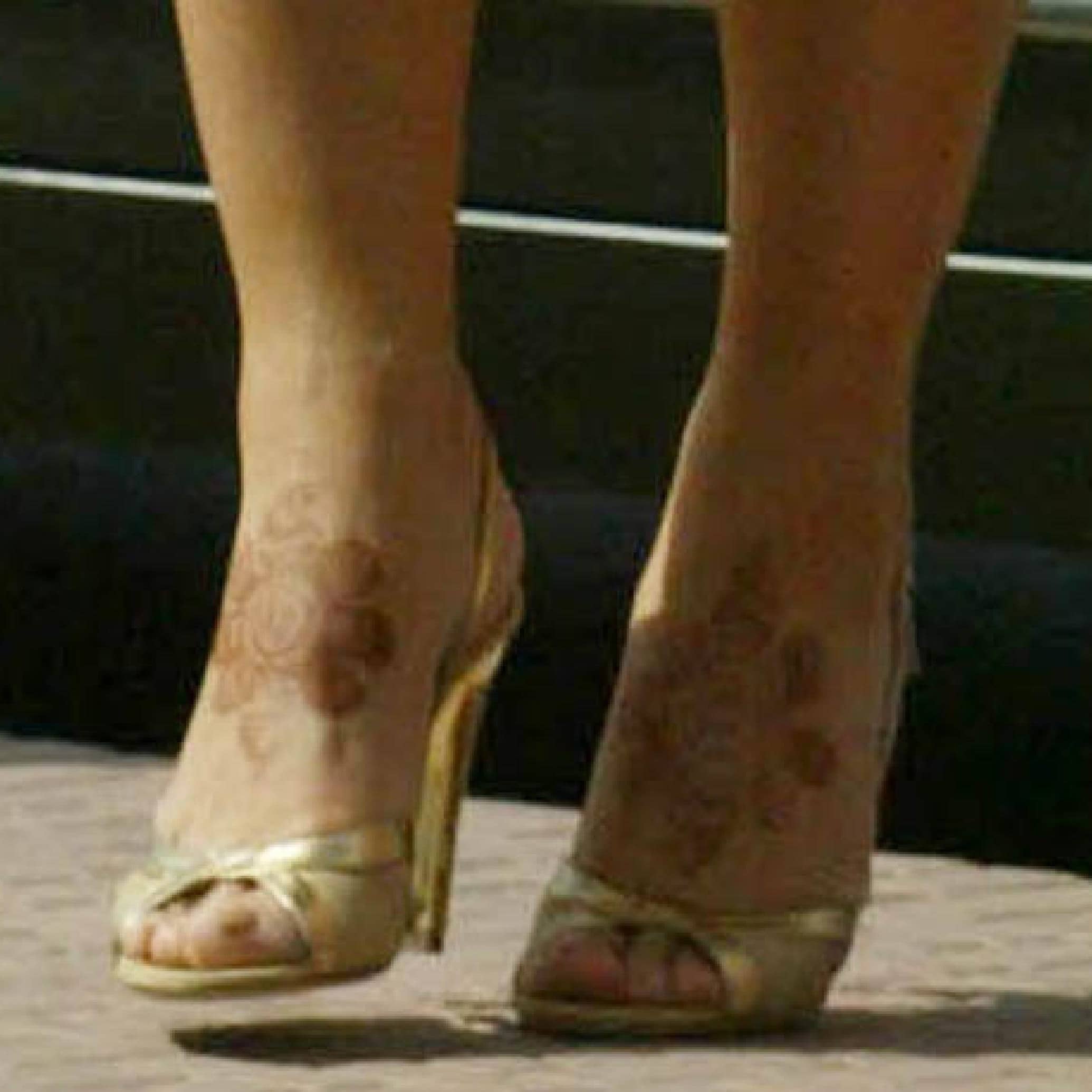 Elizabeth Hurley leaves Jodhpur Airport for Bombay with Henna tattoos on her feet