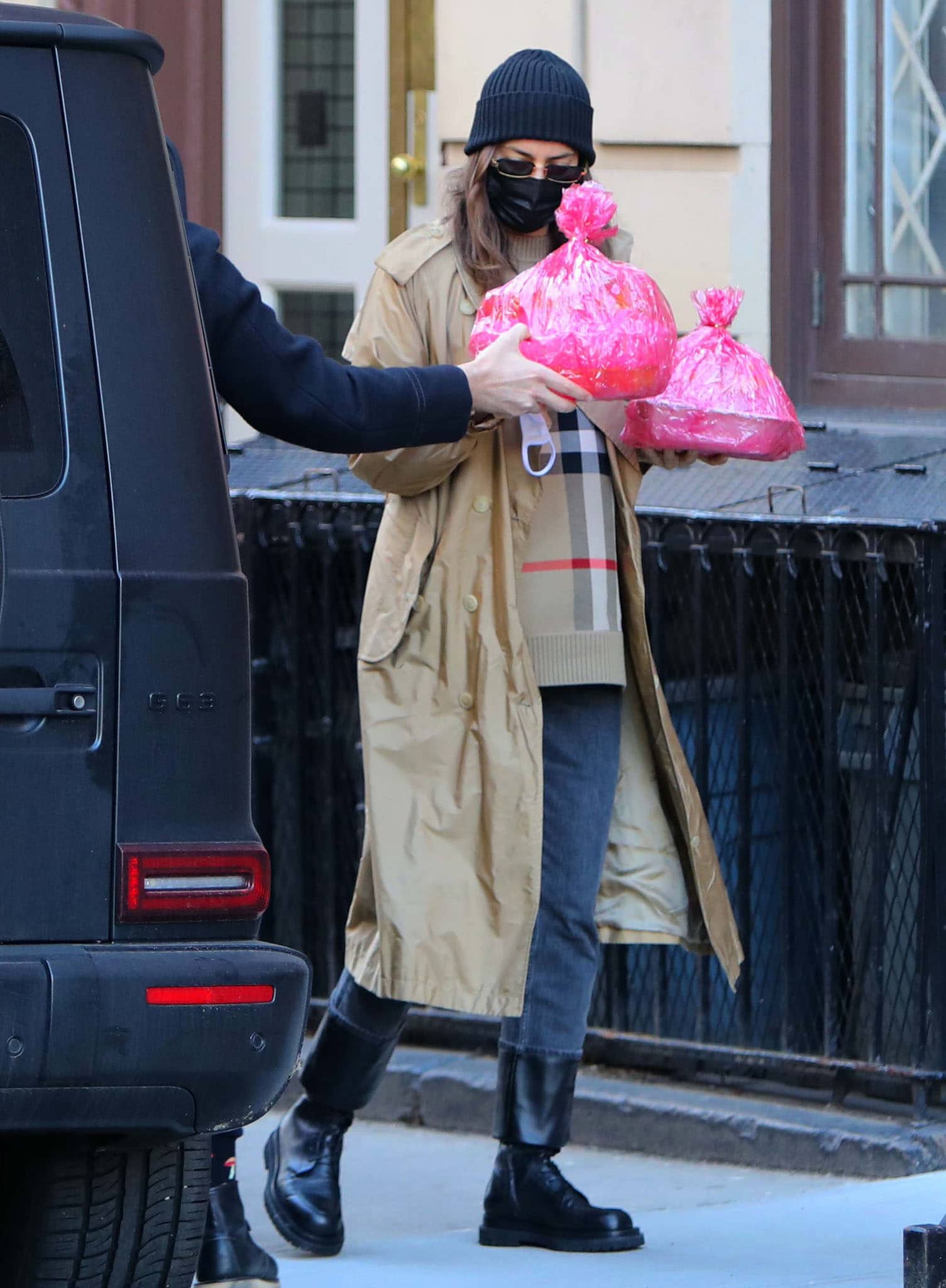 Irina Shayk brings baked goodies for her daughter's birthday celebration