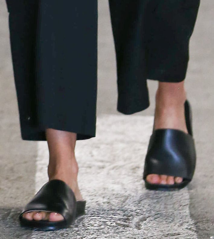 Jessica Alba completes her casual-chic outfit with black leather slip-on slide sandals