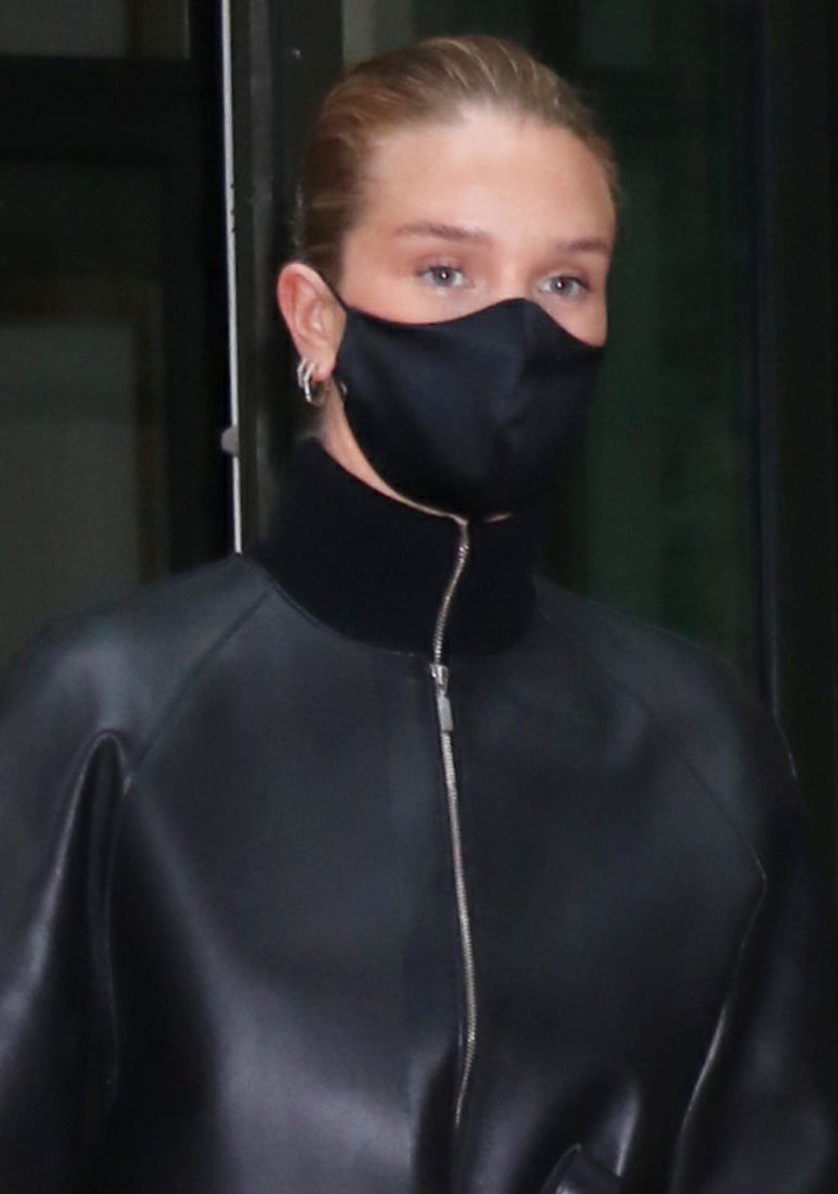 Rosie Huntington-Whiteley wears neutral makeup and stays safe with a Styleguise Tsxsg face mask