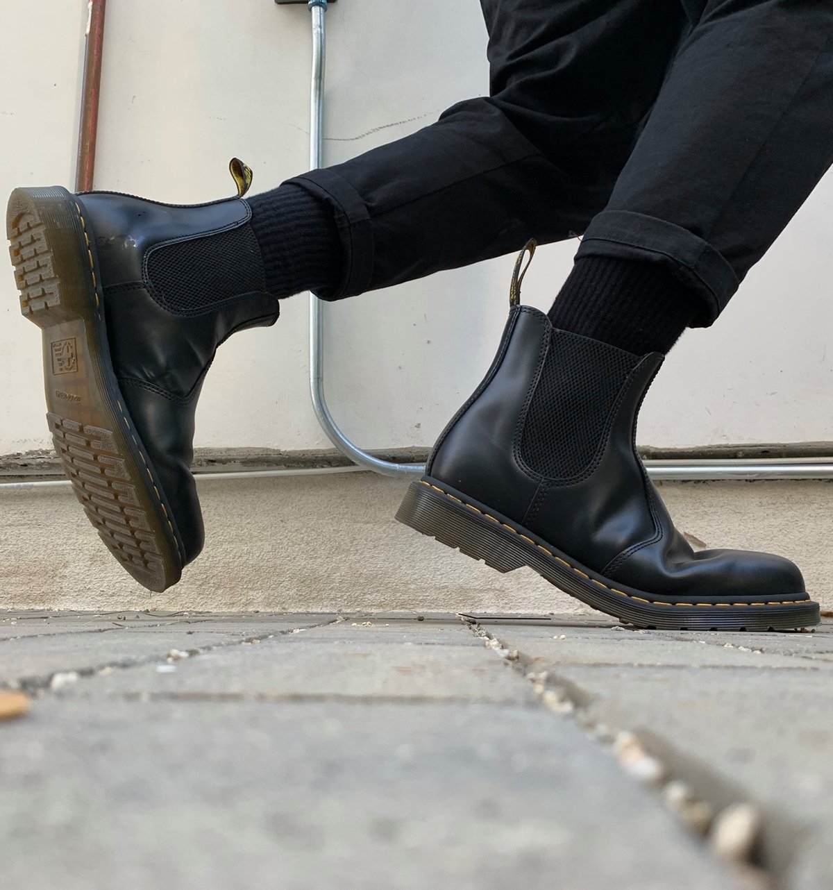 Arriba 61+ imagen dr martens chelsea boots outfit - Abzlocal.mx